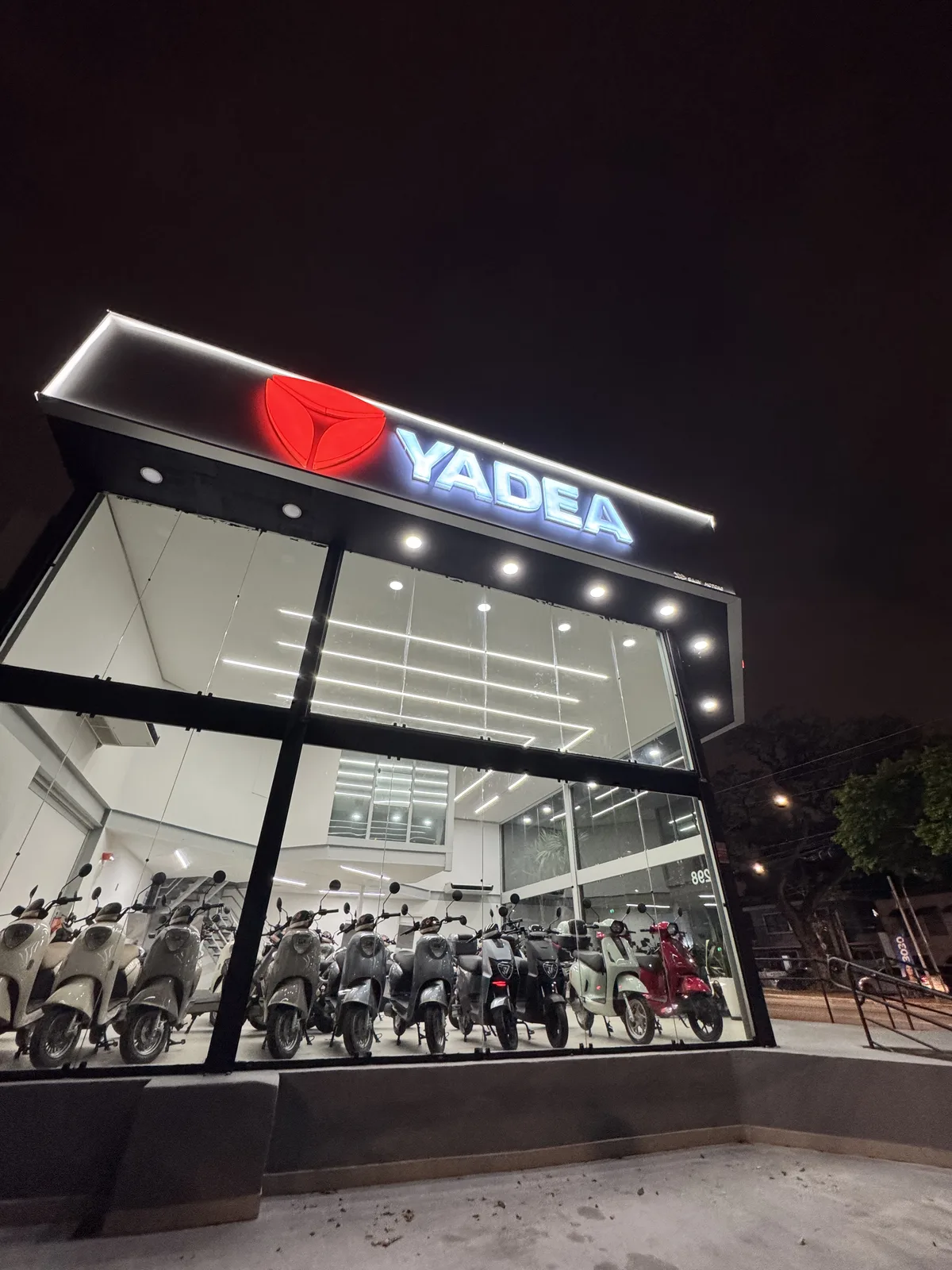 Showroom Yadea Jardins à noite